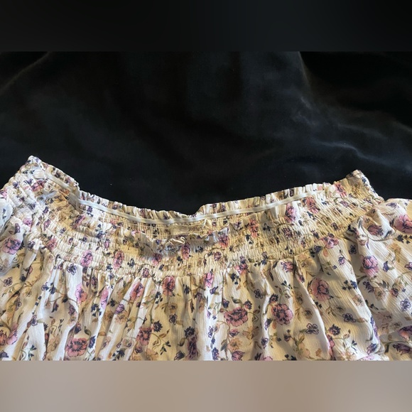 Flower top New with Tags off shoulder xxL - Picture 3 of 3